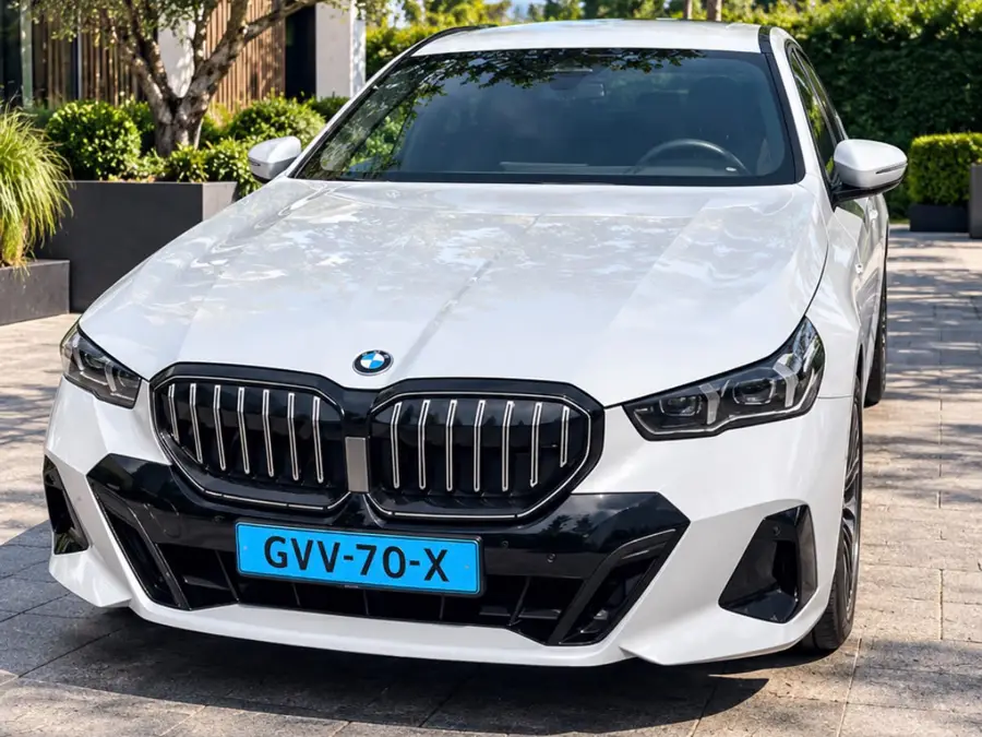 Witte BMW 5-Serie taxi van Taxi Waspik