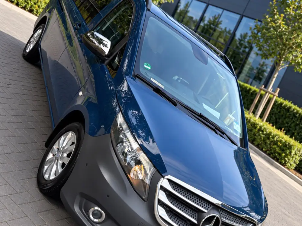 Blauwe Mercedes Vito taxibus van Taxi Waspik